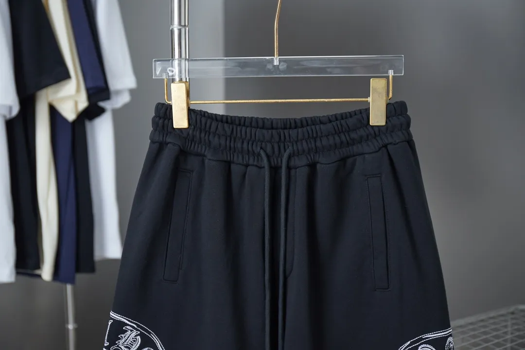 🅿️230 Ch*ome Hearte 2025ss new shorts with contrasting color thread embroidery shorts. Light luxury. A must-have item for daily commuting for men and women. Correct version. Comparisons are welcome. Detailed features · Made of 380g pure cotton health cloth fabric. · Imported Tajima machine embroidery. Honbu patchwork with contrasting color thread. Loose waistband · Double-needle cross-stitching process · Original main mark, washed tag, moisture-proof paper packaging Color: Black/White Size: S M L XL